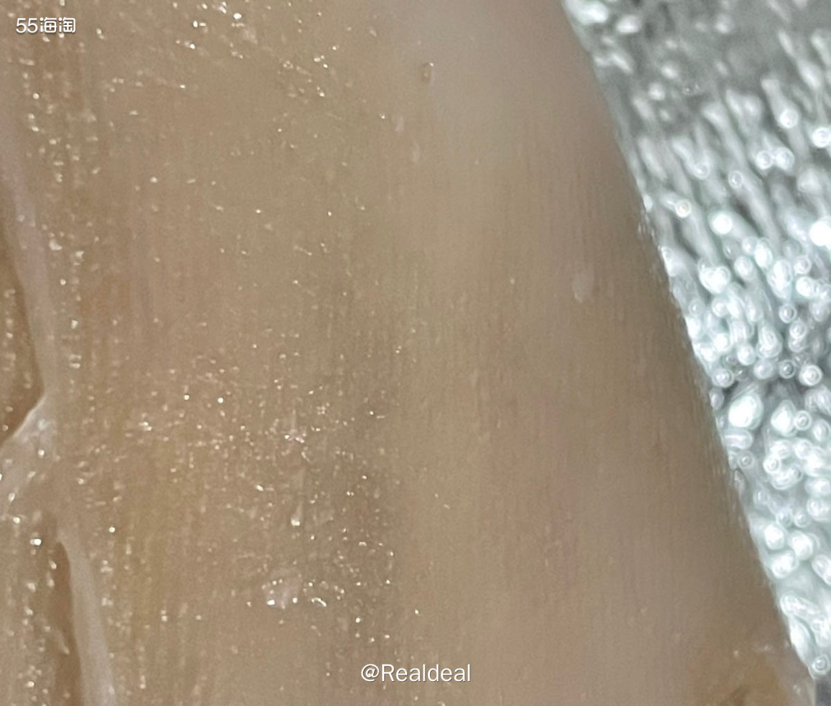 今天敷的面膜是兰蔻的小黑瓶面膜。 质感：这款面膜和一般的贴片