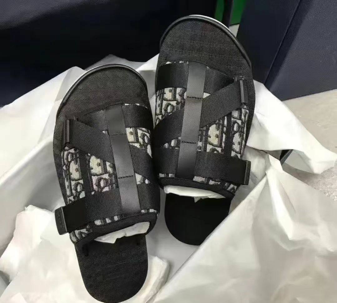 🌻Dior Alpha 凉鞋，以米色和黑色Dior Obl
