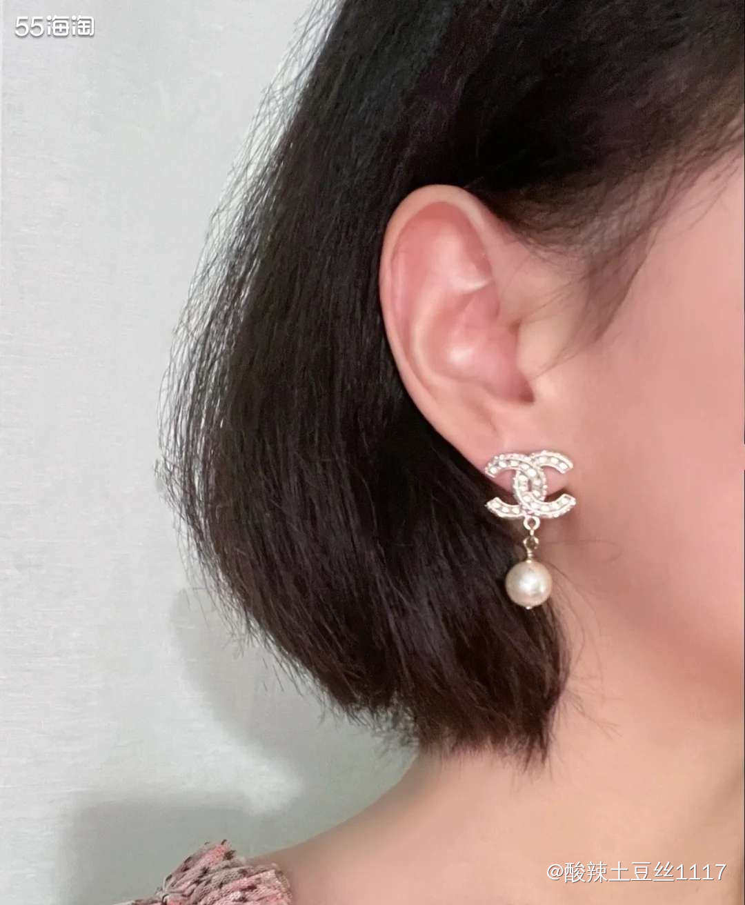 浅金色的颜色，还有雕花，加上珍珠的温婉。 水钻不灵不灵的。 