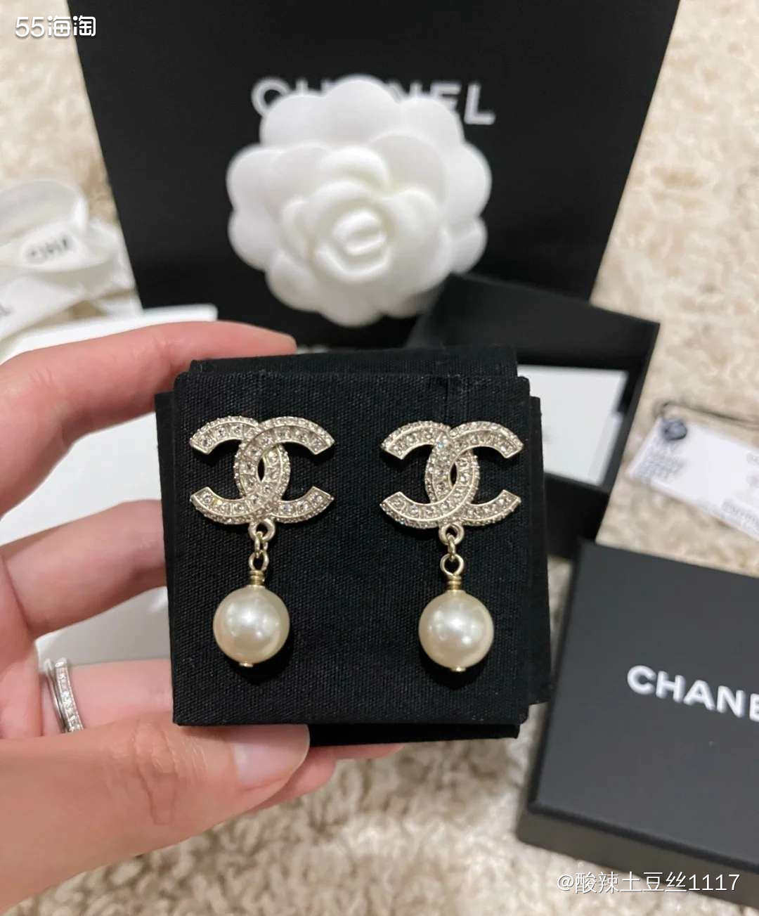 浅金色的颜色，还有雕花，加上珍珠的温婉。 水钻不灵不灵的。 