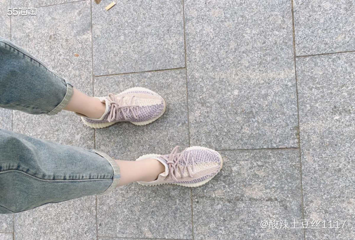 阿迪达斯的椰子鞋，一直都很有名，颜色配色真的很清新 让人眼前