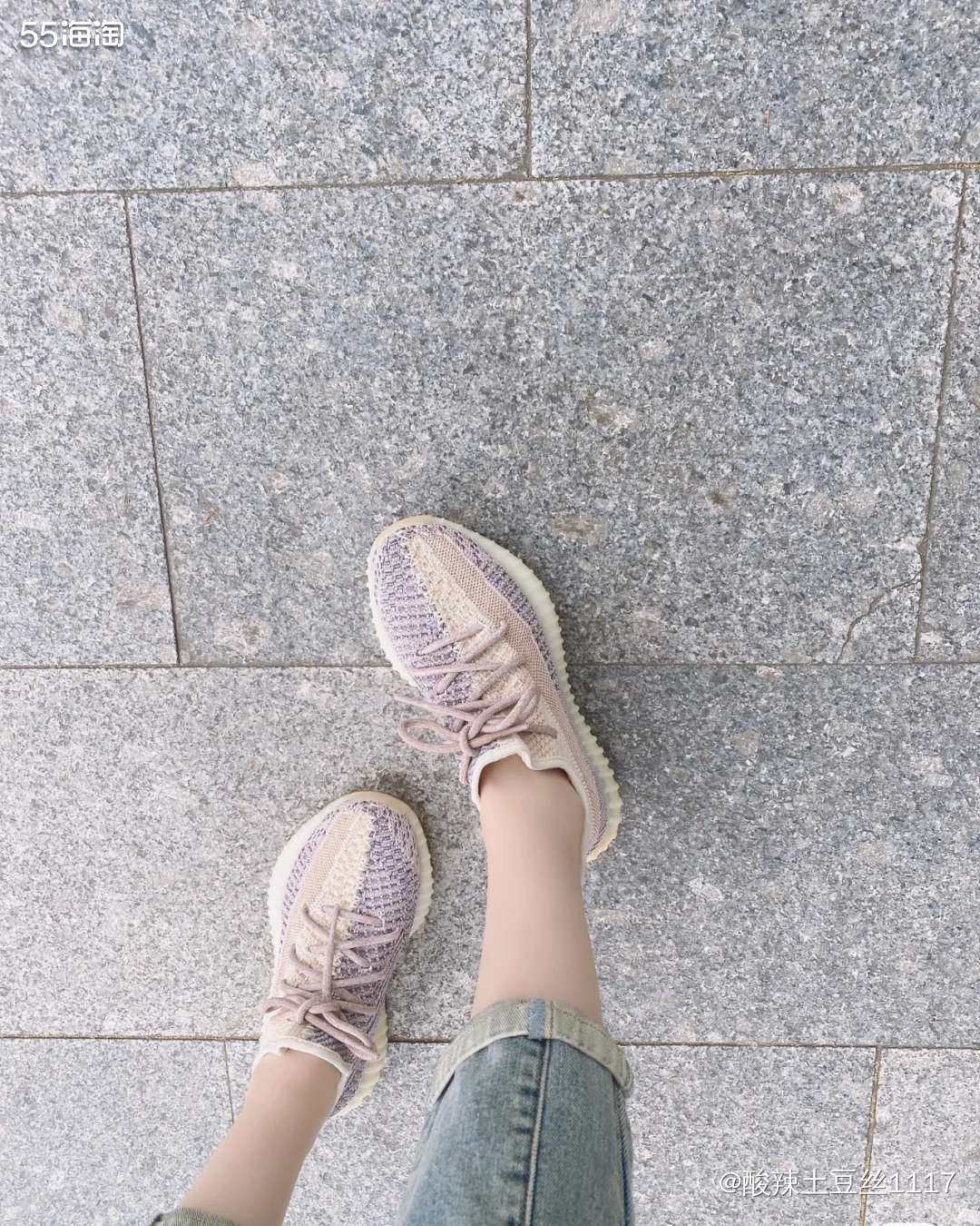 阿迪达斯的椰子鞋，一直都很有名，颜色配色真的很清新 让人眼前