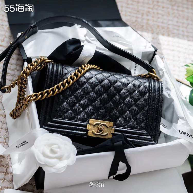 香奶奶家boy款包包**应该是牛皮的，牛皮相对于其他皮质比起