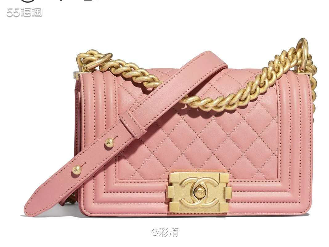 香奶奶家boy款包包**应该是牛皮的，牛皮相对于其他皮质比起
