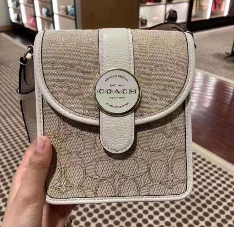 海淘从下单到收货大概花了1个月，我的包包终于到手了，今天的快