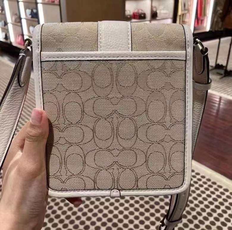 海淘从下单到收货大概花了1个月，我的包包终于到手了，今天的快