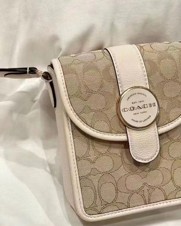 海淘从下单到收货大概花了1个月，我的包包终于到手了，今天的快