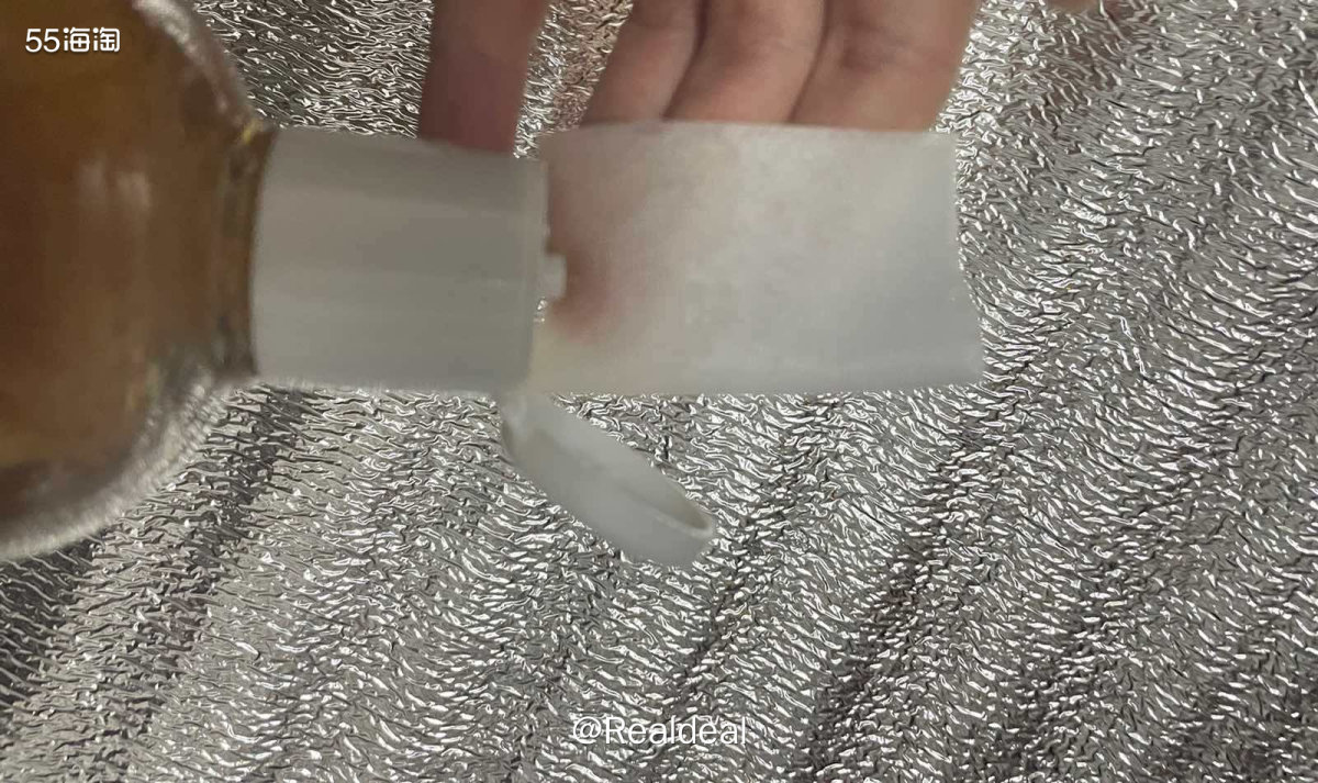 前几天不是脸颊长了个痘嘛，然后我用了芦荟凝胶，已经瘪了些了。
