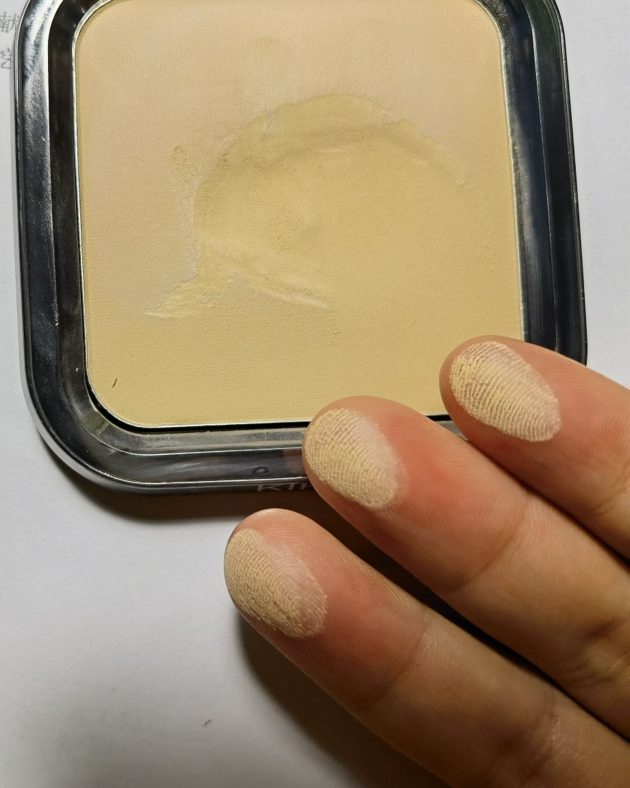 kiko粉饼不仅性价比高而且很适合干皮混油皮 上脸就是一键磨