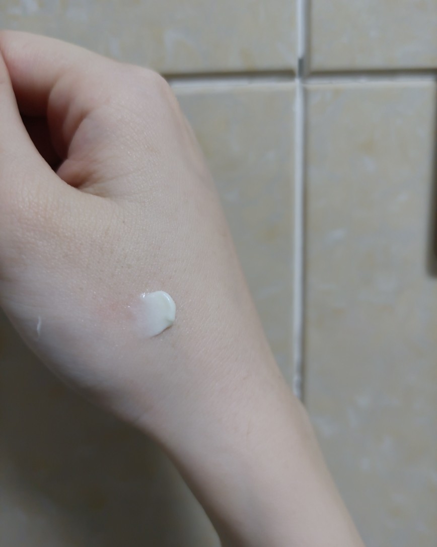 A醇是现在比较热门的抗衰产品，我自己一直在使用的是露得清蓝管