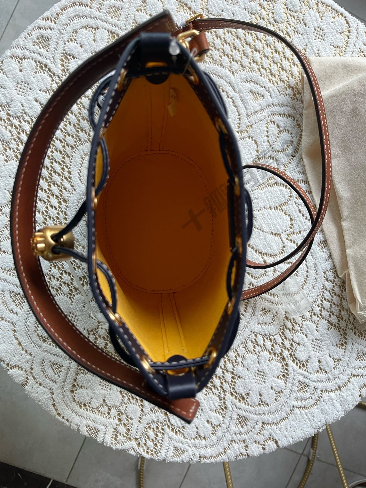 🉐本次战利品：Tory Burch 老花蓝色水桶包 小号 