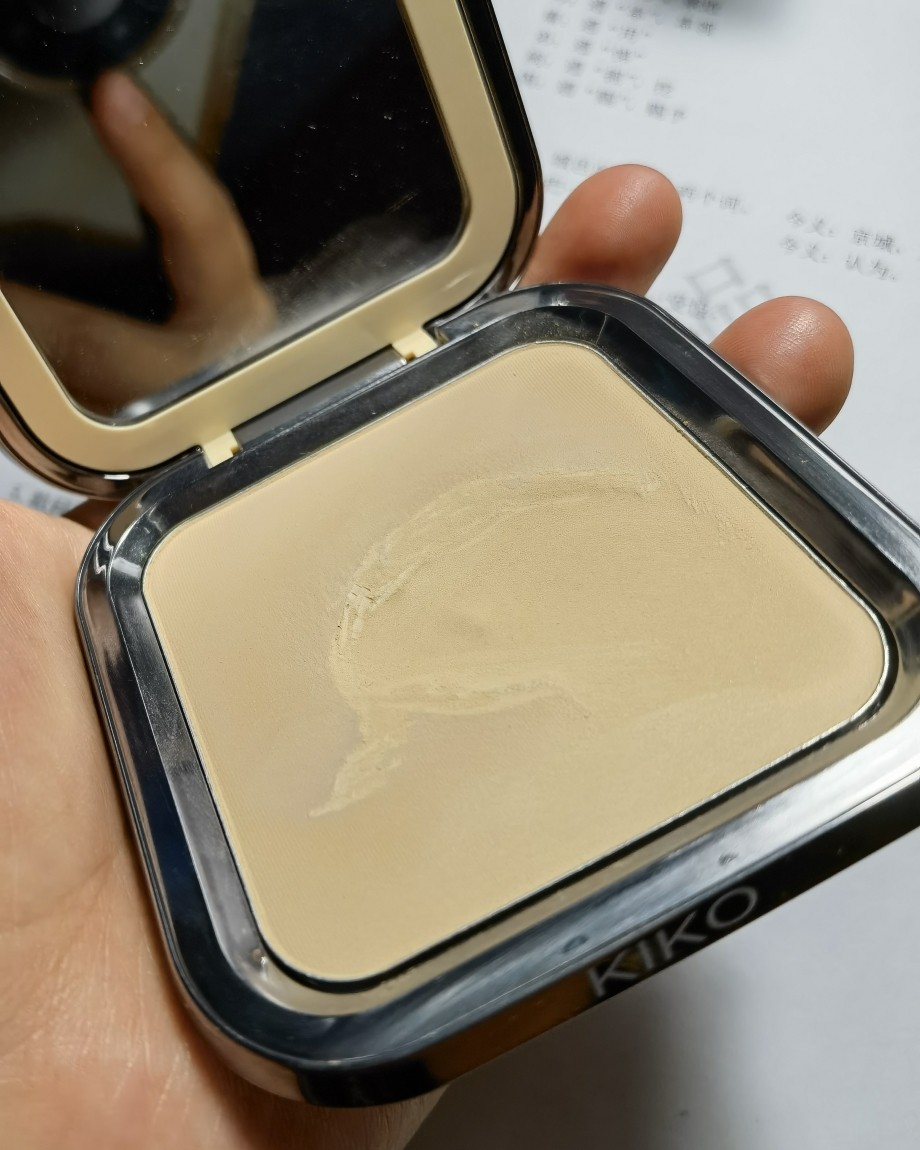 kiko粉饼不仅性价比高而且很适合干皮混油皮 上脸就是一键磨