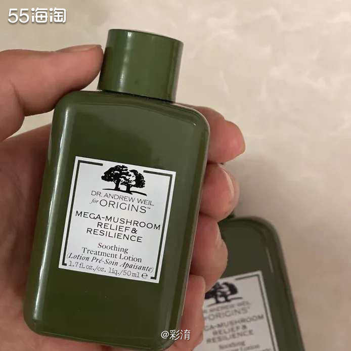 菌菇水的官方名字是“悦木之源韦博士灵芝焕能精华水”，蕴含有灵