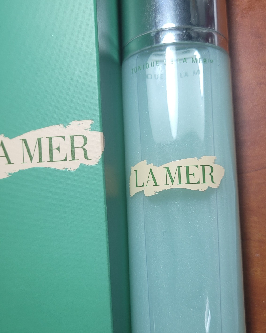 作为一个混油皮，夏天必囤lamer绿水，这个水非常小众，看着