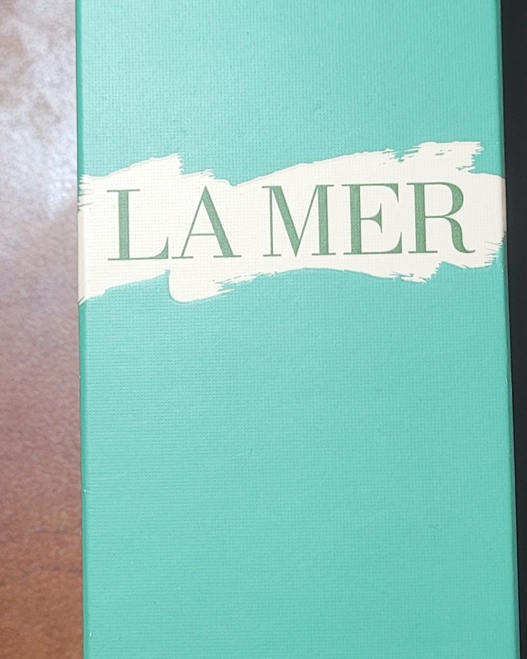 作为一个混油皮，夏天必囤lamer绿水，这个水非常小众，看着