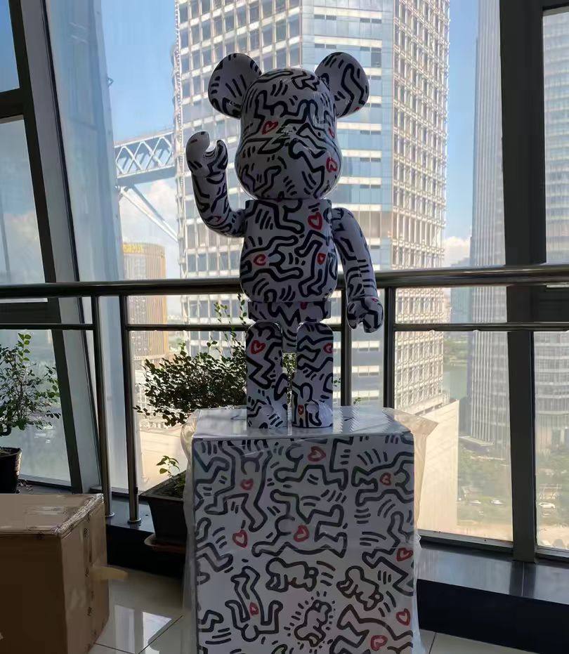 🌻Bearbrick人偶以白色底座为特色，Keith 标志