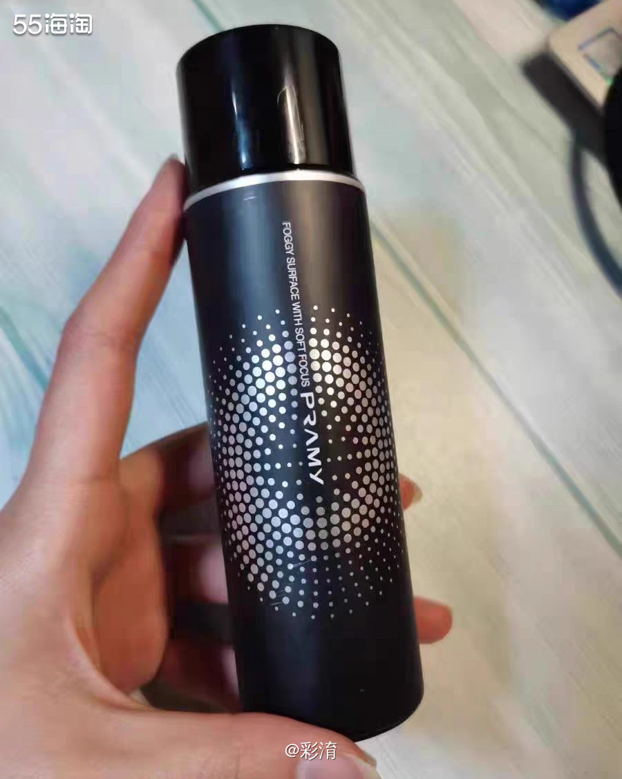 夏天比不可少的一款好物，柏瑞美的定妆喷雾有两款，白色适合干皮