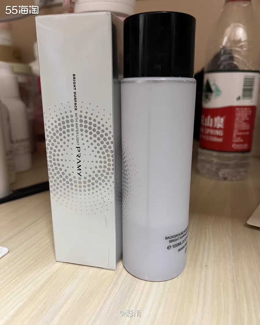 夏天比不可少的一款好物，柏瑞美的定妆喷雾有两款，白色适合干皮
