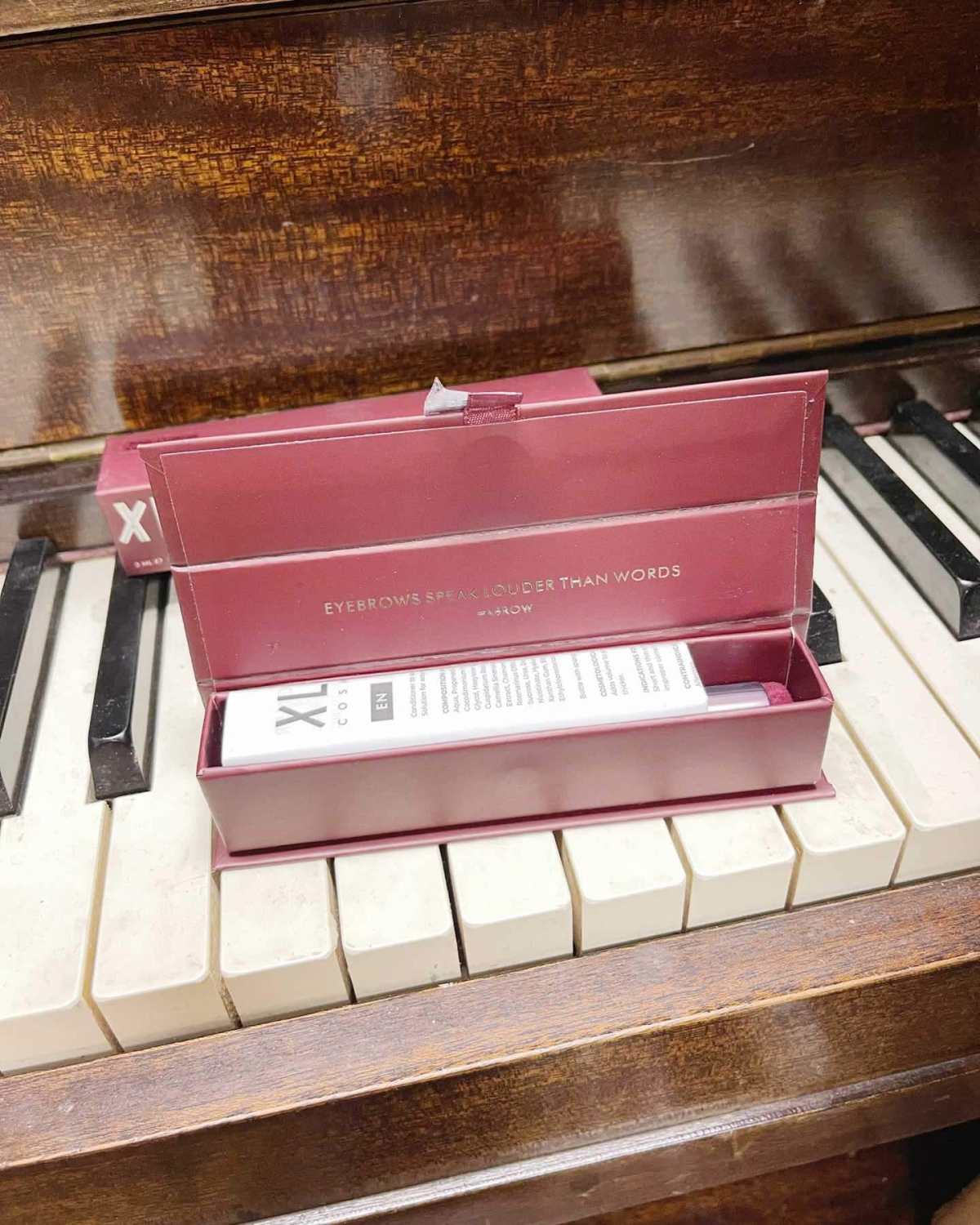 对，是眉毛，不是眼睫毛。 aeby 和亚马逊都可以买到， 价