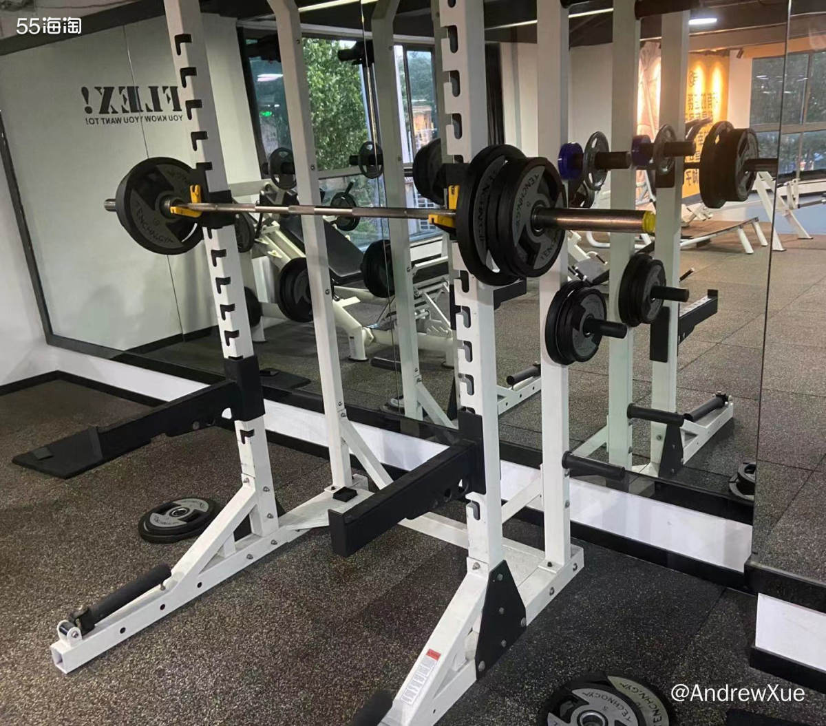 蹲是腿的王牌动作，但是难度较高。建议新手小伙伴们先从空杆练起