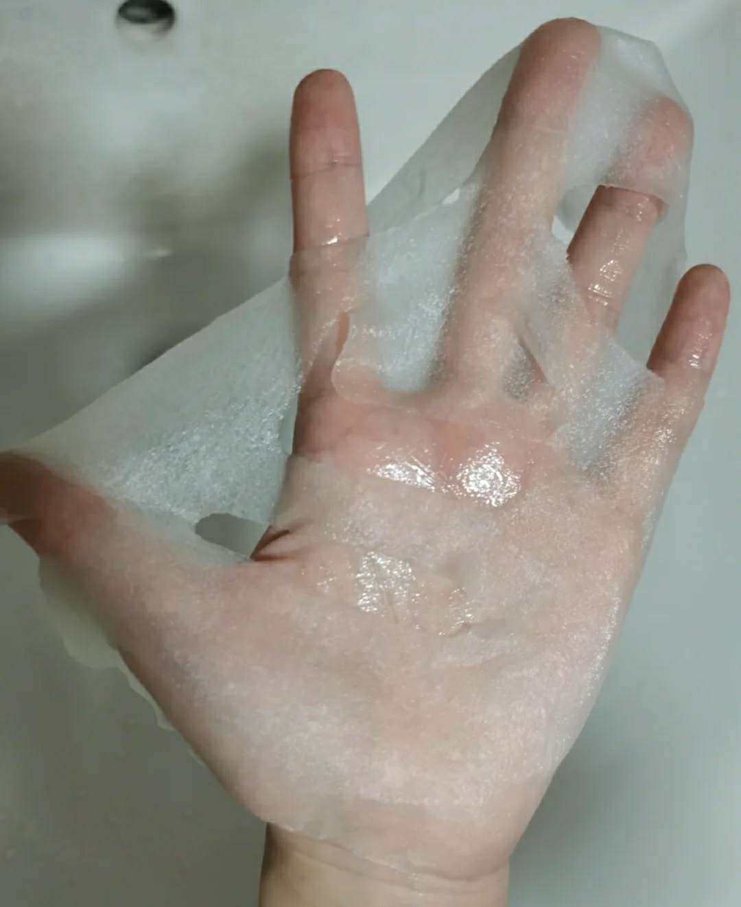 今天给大家介绍的是欧莱雅安瓶面膜，又是补水届的翘楚！真的是用