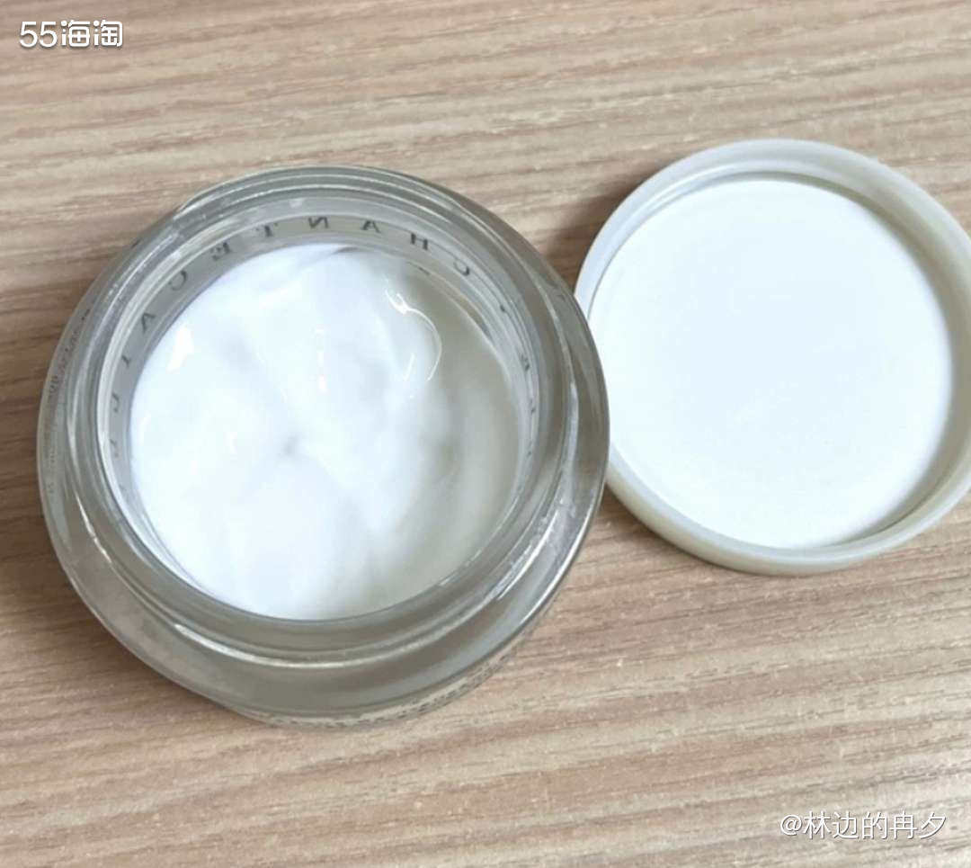 不同于香缇卡钻石面膜，主要用于修护抗老；香缇卡花研保湿面膜，