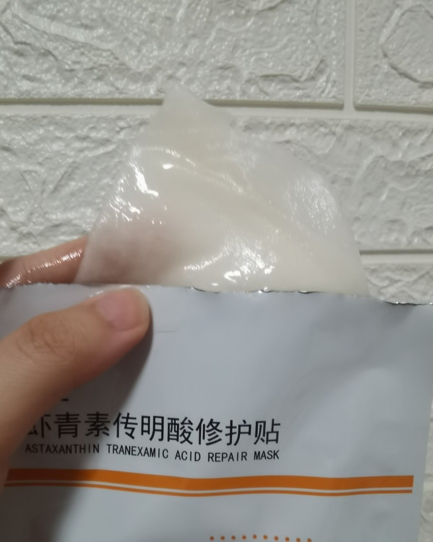 ✨这个面膜的主要成分是虾青素，对皮肤起减缓暗沉的作用，传明酸