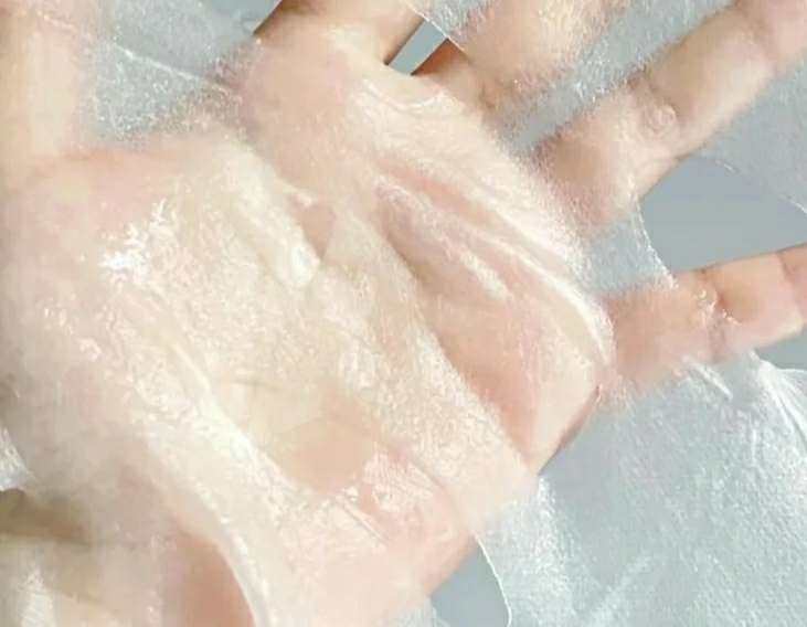 今天给大家介绍的是我特别喜欢的品牌--自然堂的烟酰胺面膜。这
