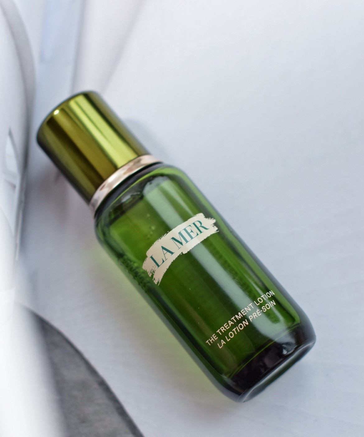 海蓝之谜精粹水主要有修护肌肤、舒敏和滋润保湿的功效。特别适合