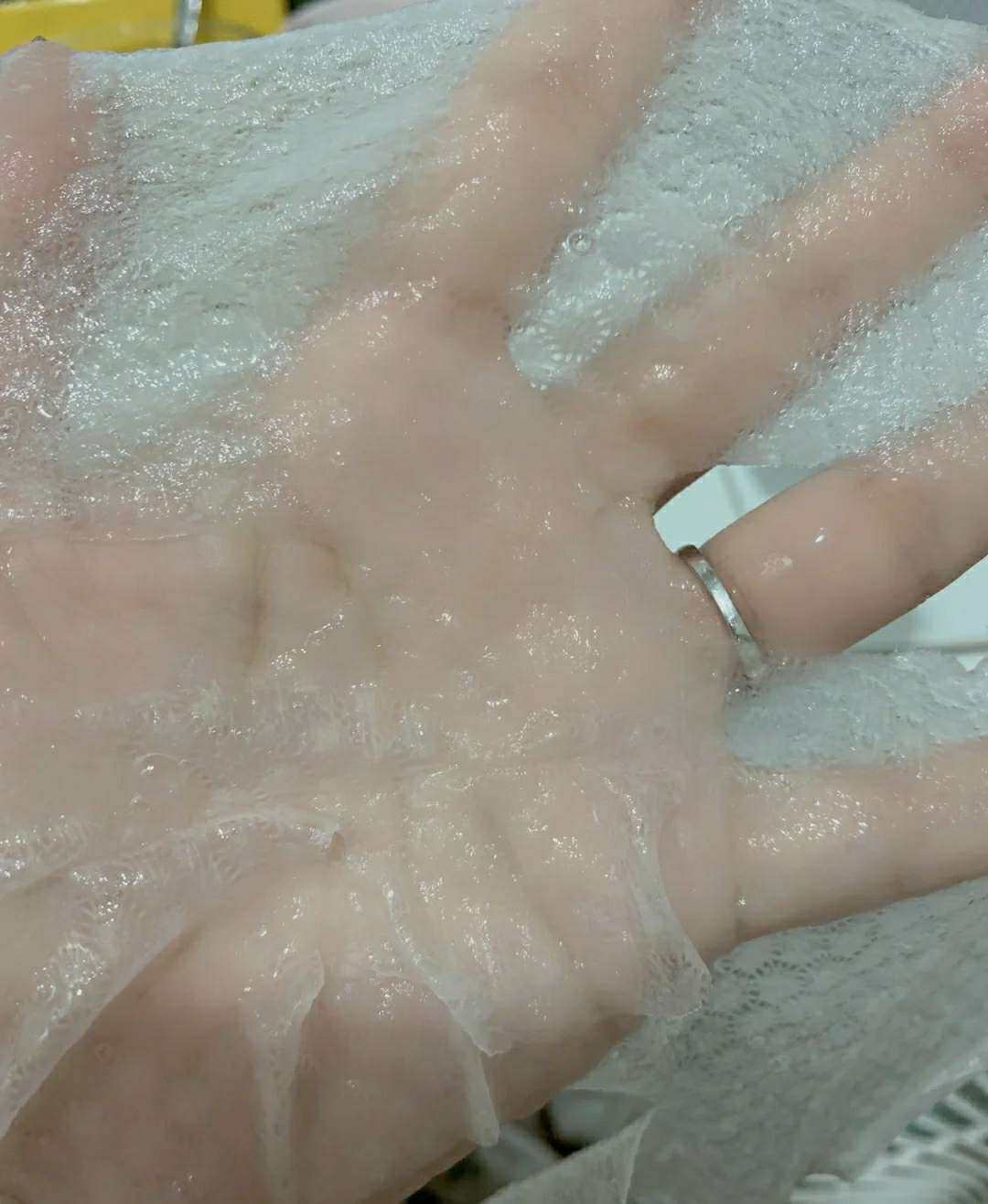 今天介绍的是给大家介绍的是我很喜欢的一个国货品牌的面膜，花皙