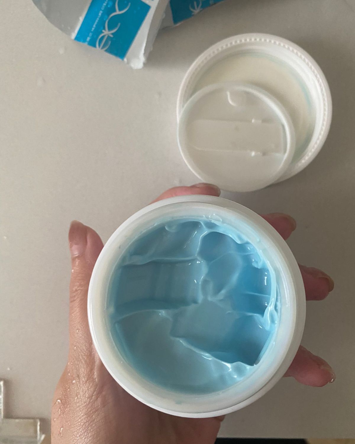 不知道有没有小伙伴用过这款面膜，之前买了粉水，就送了一个蓝绷