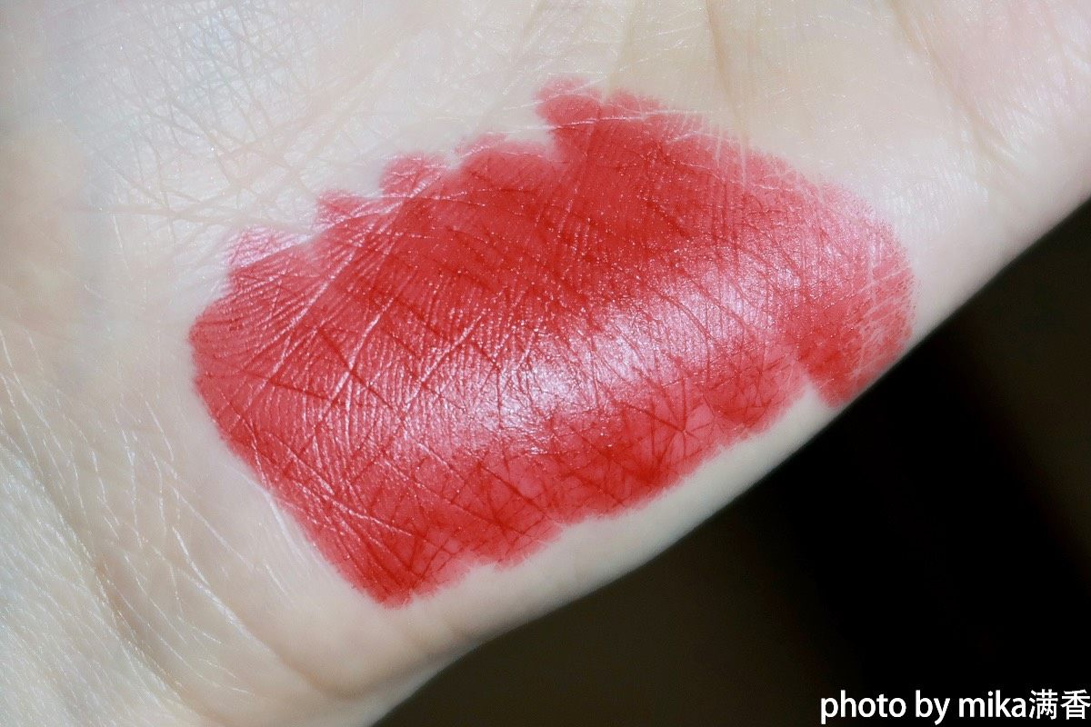 本周的爱用口红是丝绒熊 上班后天气一直不太好，擦点浓郁的颜色