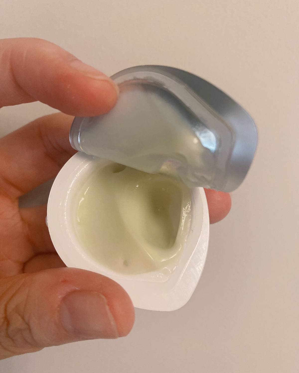 这款面膜是买她家另一款面膜送的试用装，全名叫完子心选水光涂抹