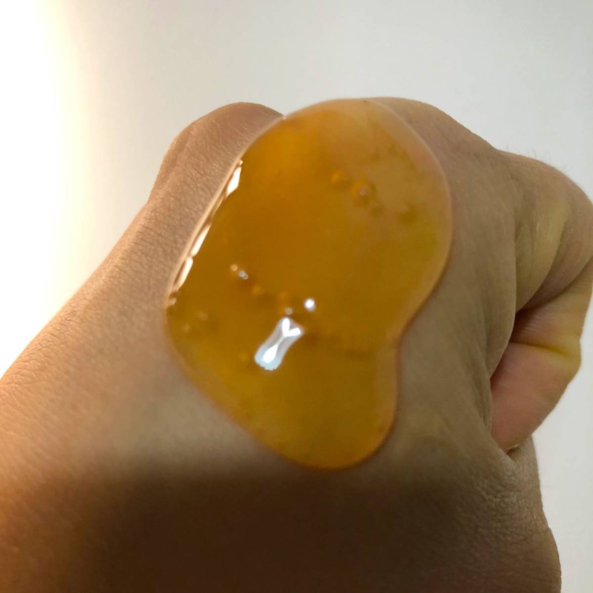 晚上做了个清洁面膜感觉毛孔干净了，然后立马用了迷莲卡薇这个龙
