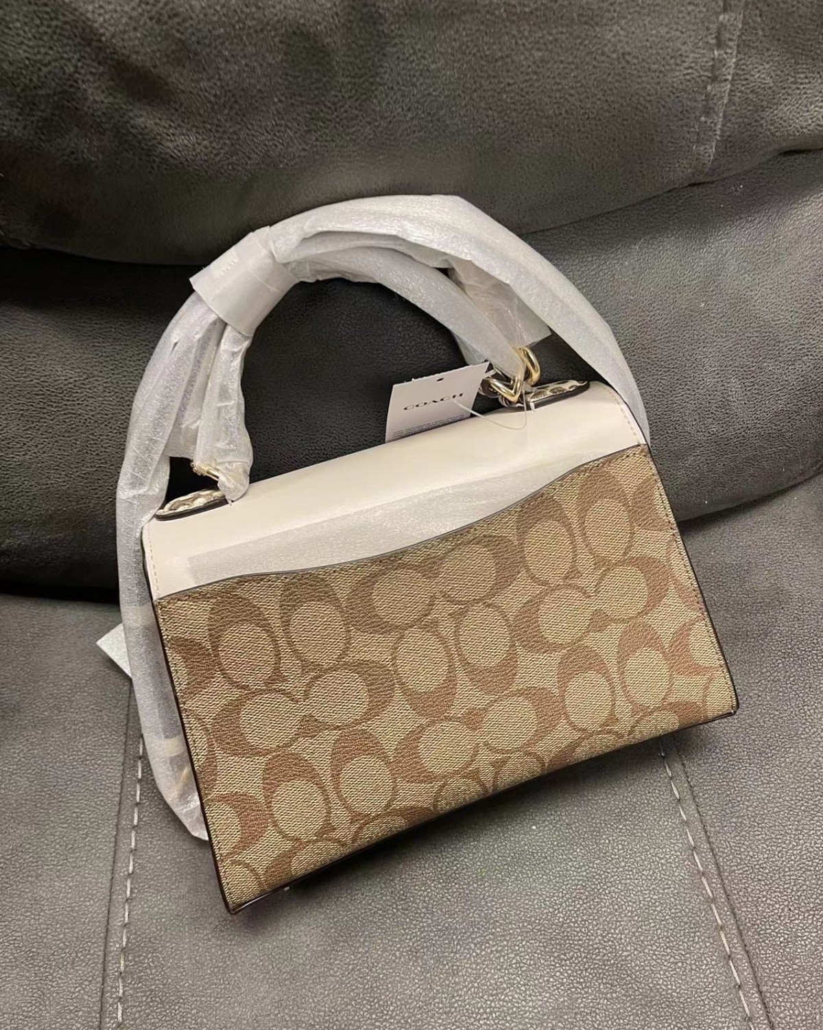 这是coach pepper沙漏包刚出锅的新款😁 爱了爱了