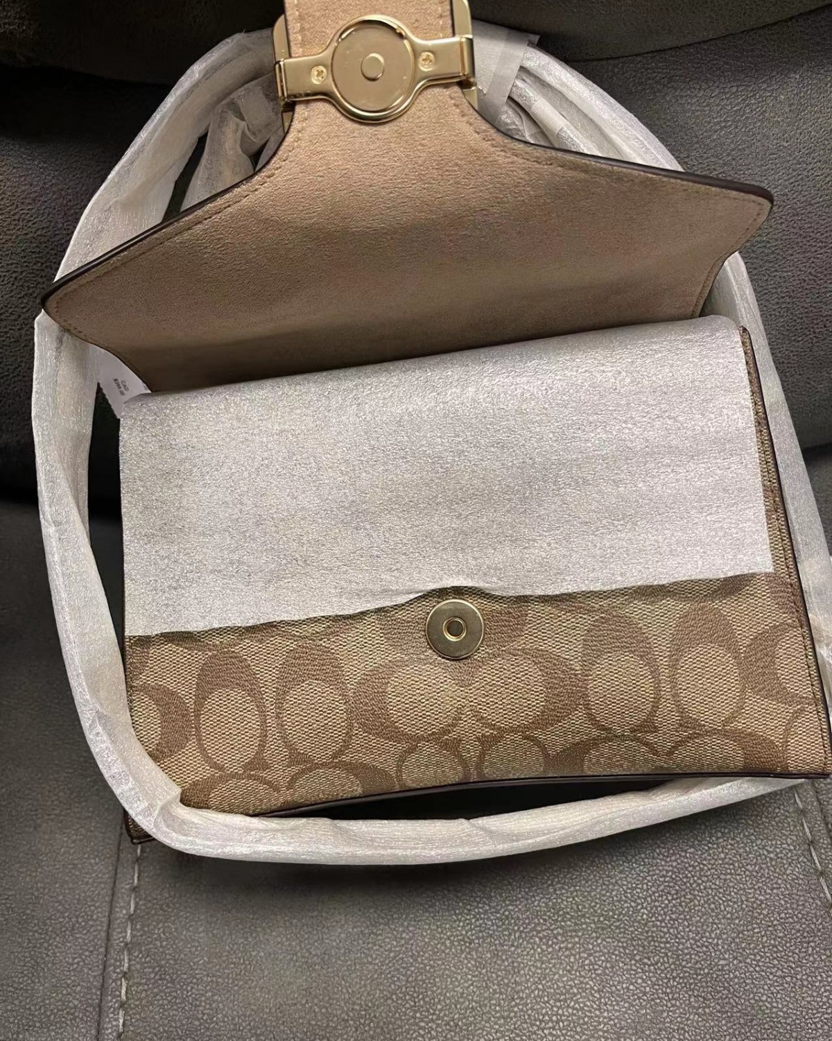 这是coach pepper沙漏包刚出锅的新款😁 爱了爱了