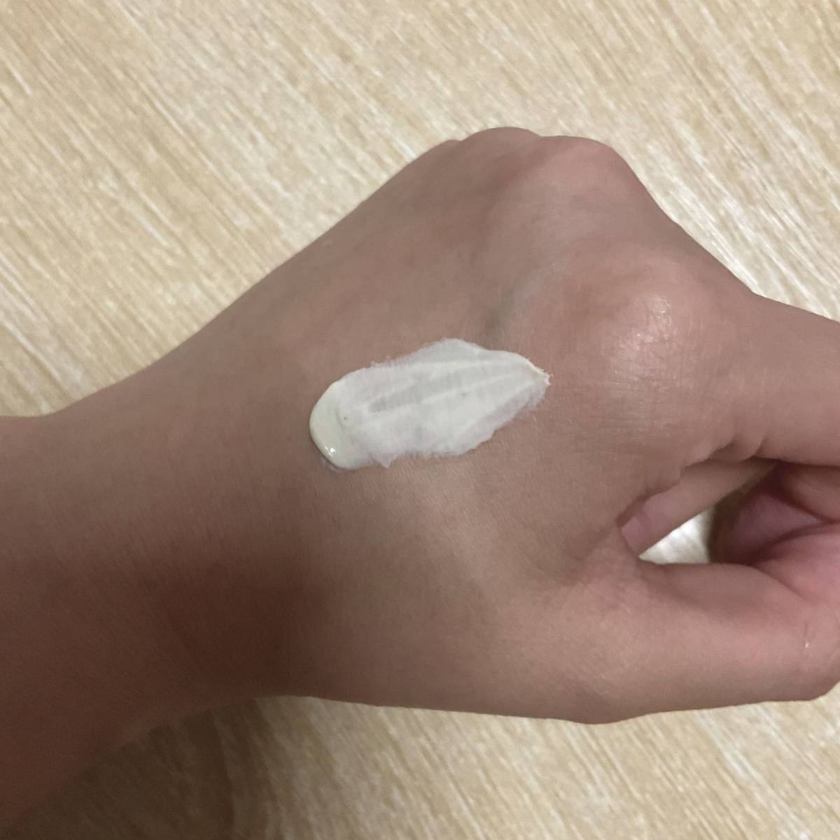 今天打卡的是悦木之源灵芝焕能精华面膜  🌟功效：维稳皮肤、