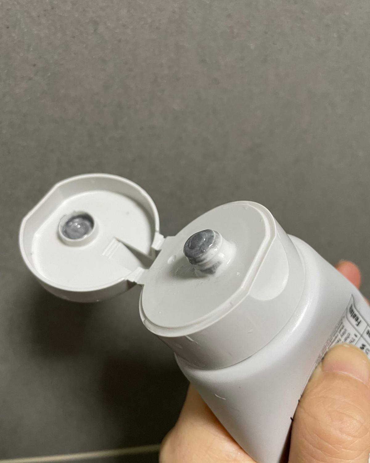 🌈今天要给油皮男士们安利的是这款洗面奶，我老公已经用了三四