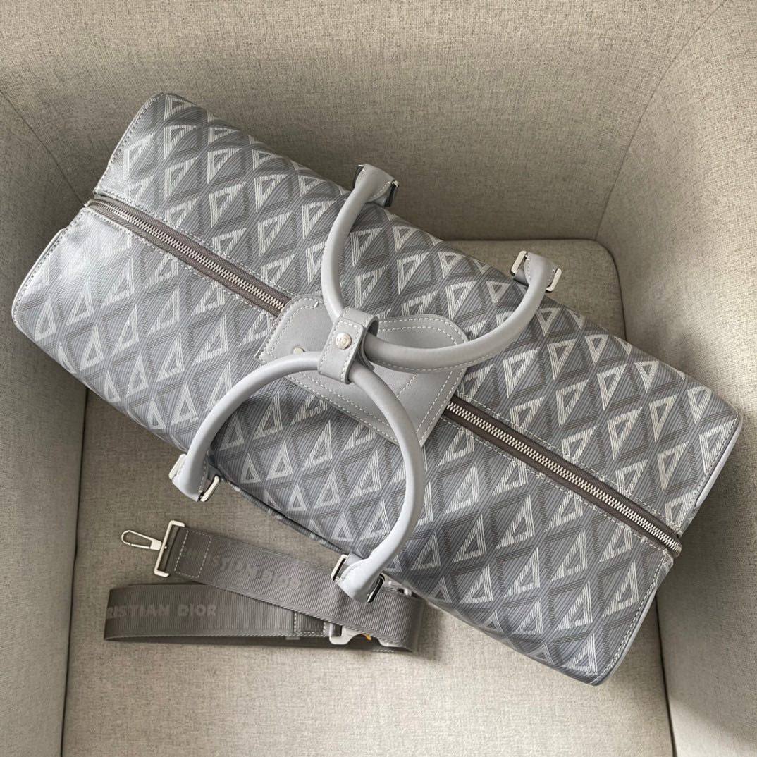 全新的经典单品，实用而优雅。采用迪奥灰 CD Diamond