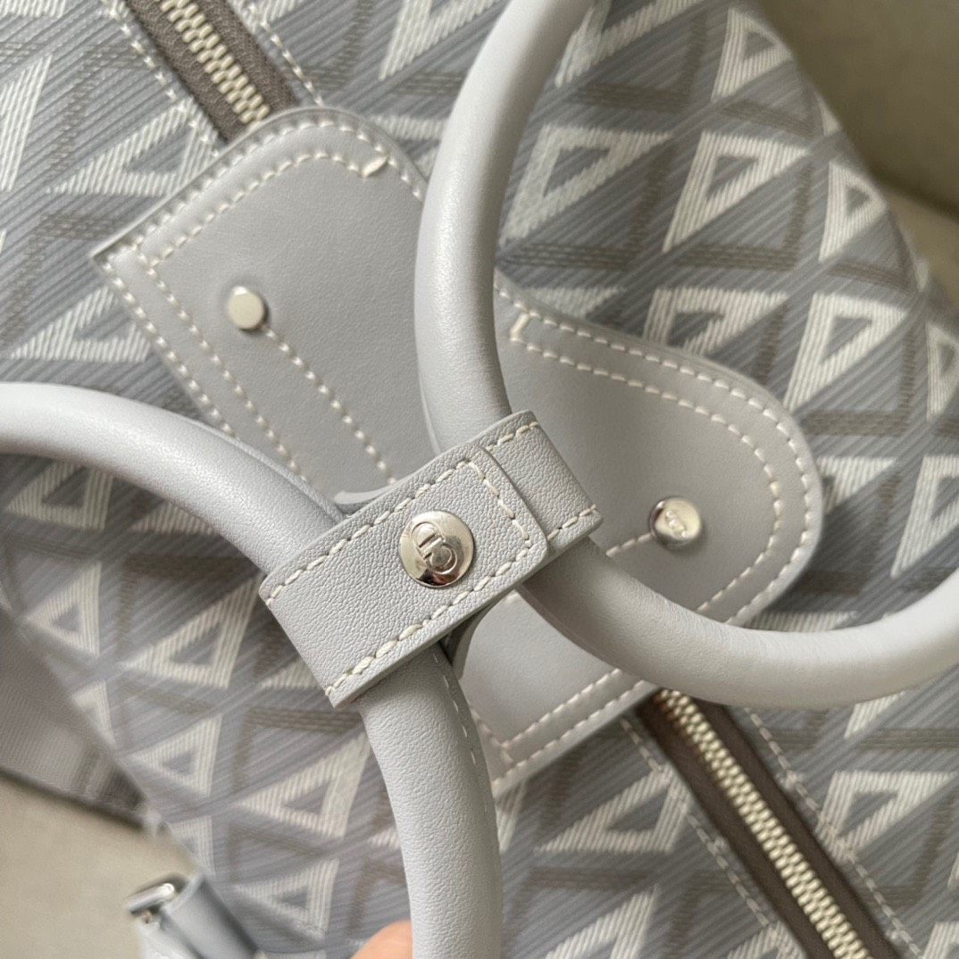 全新的经典单品，实用而优雅。采用迪奥灰 CD Diamond