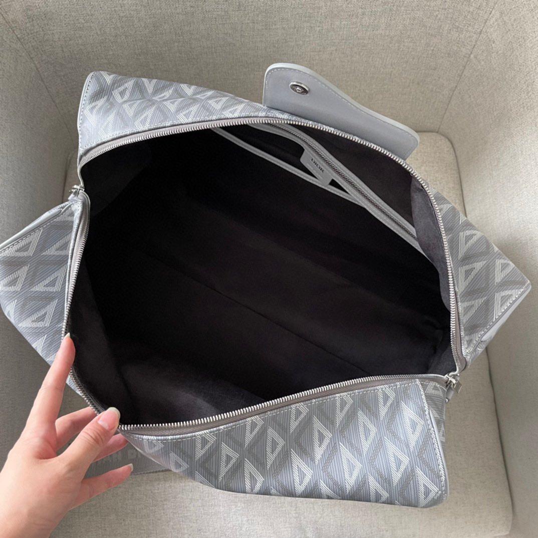 全新的经典单品，实用而优雅。采用迪奥灰 CD Diamond