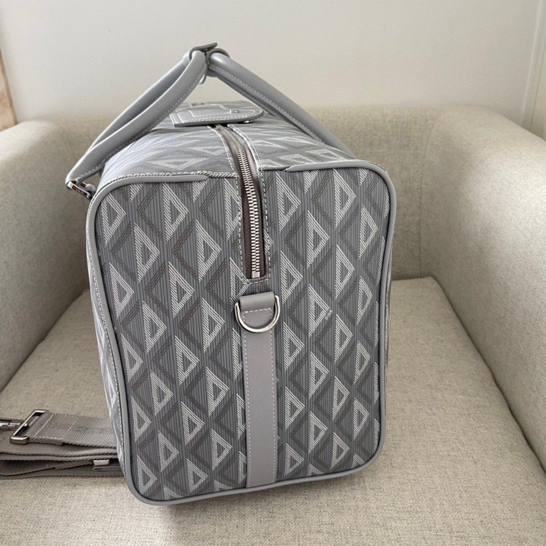 全新的经典单品，实用而优雅。采用迪奥灰 CD Diamond