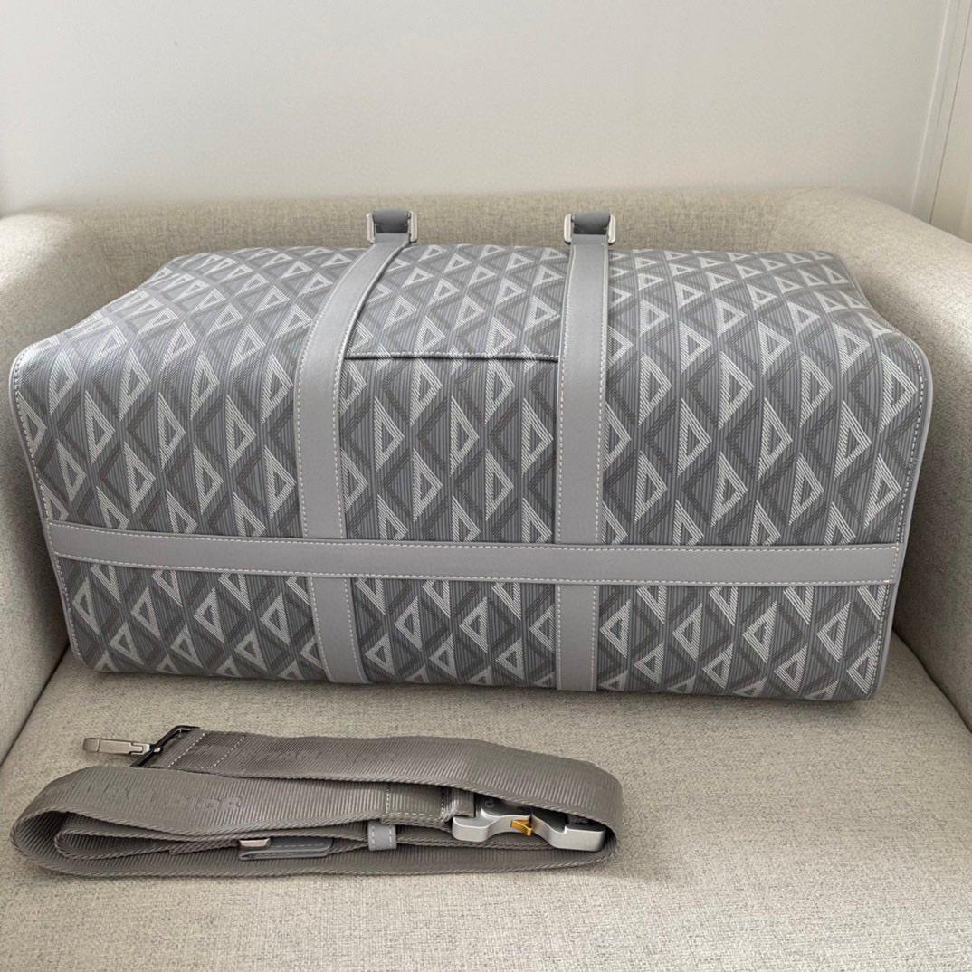 全新的经典单品，实用而优雅。采用迪奥灰 CD Diamond