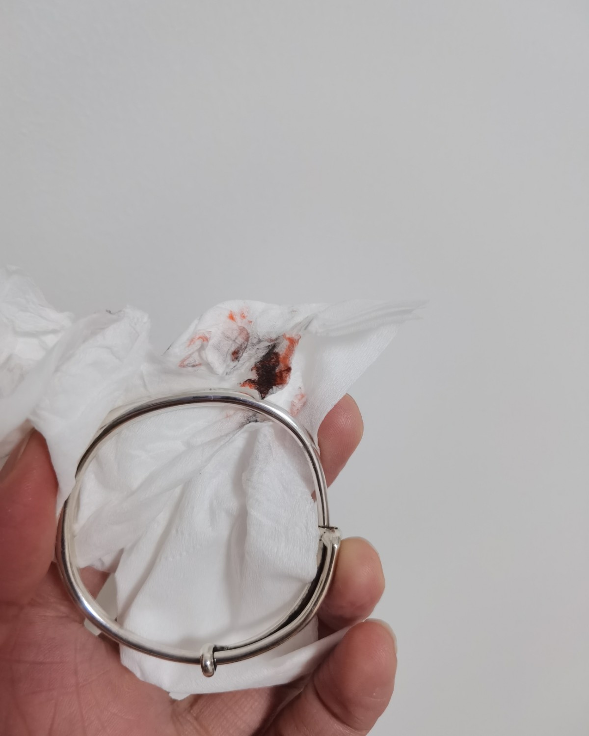🌺家里的银镯子绣了，尝试了口红妙用  🌿家里正好有个坏了