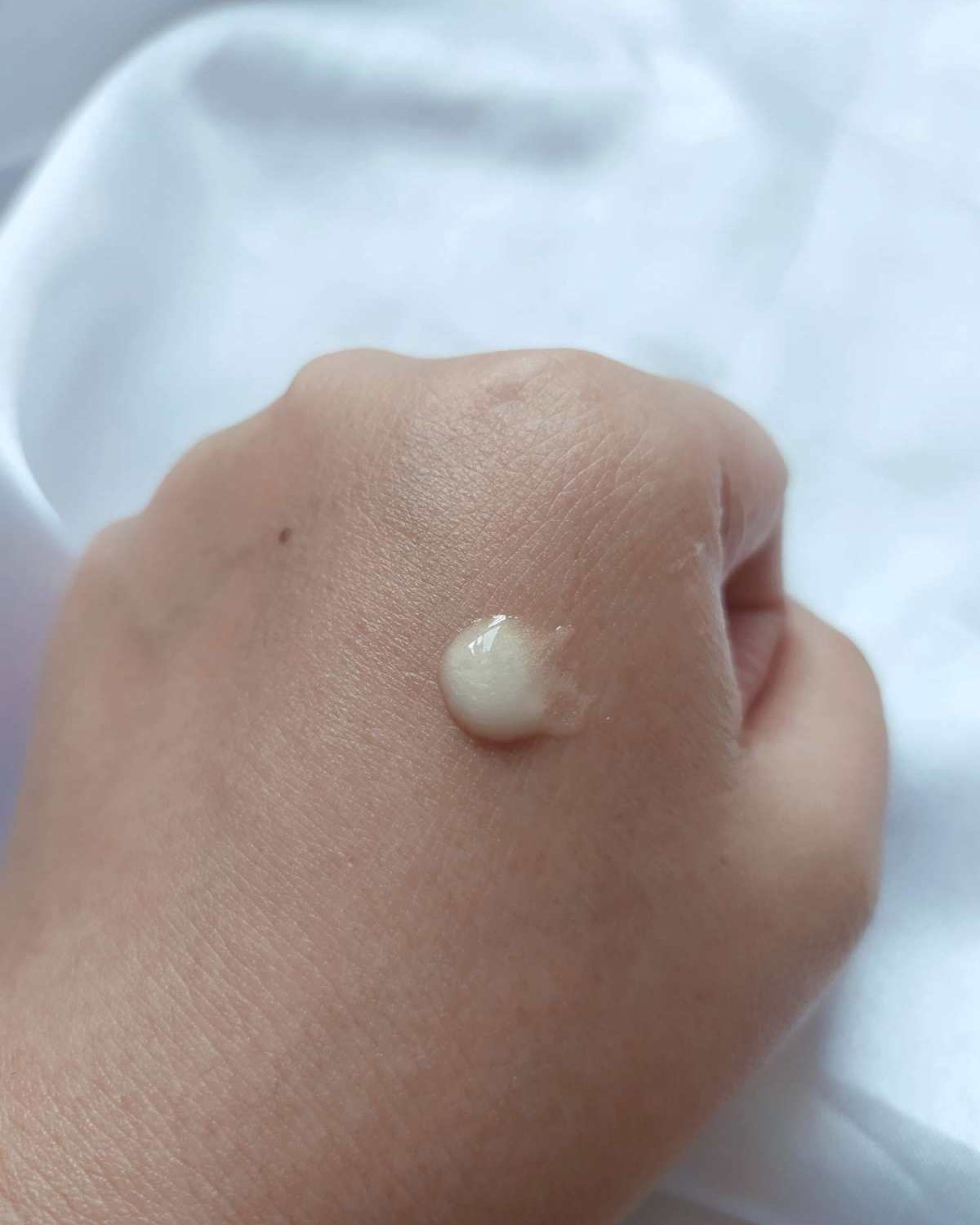 Murad其实有两款类精华，一款是叫淡华，另外一款就是我用的