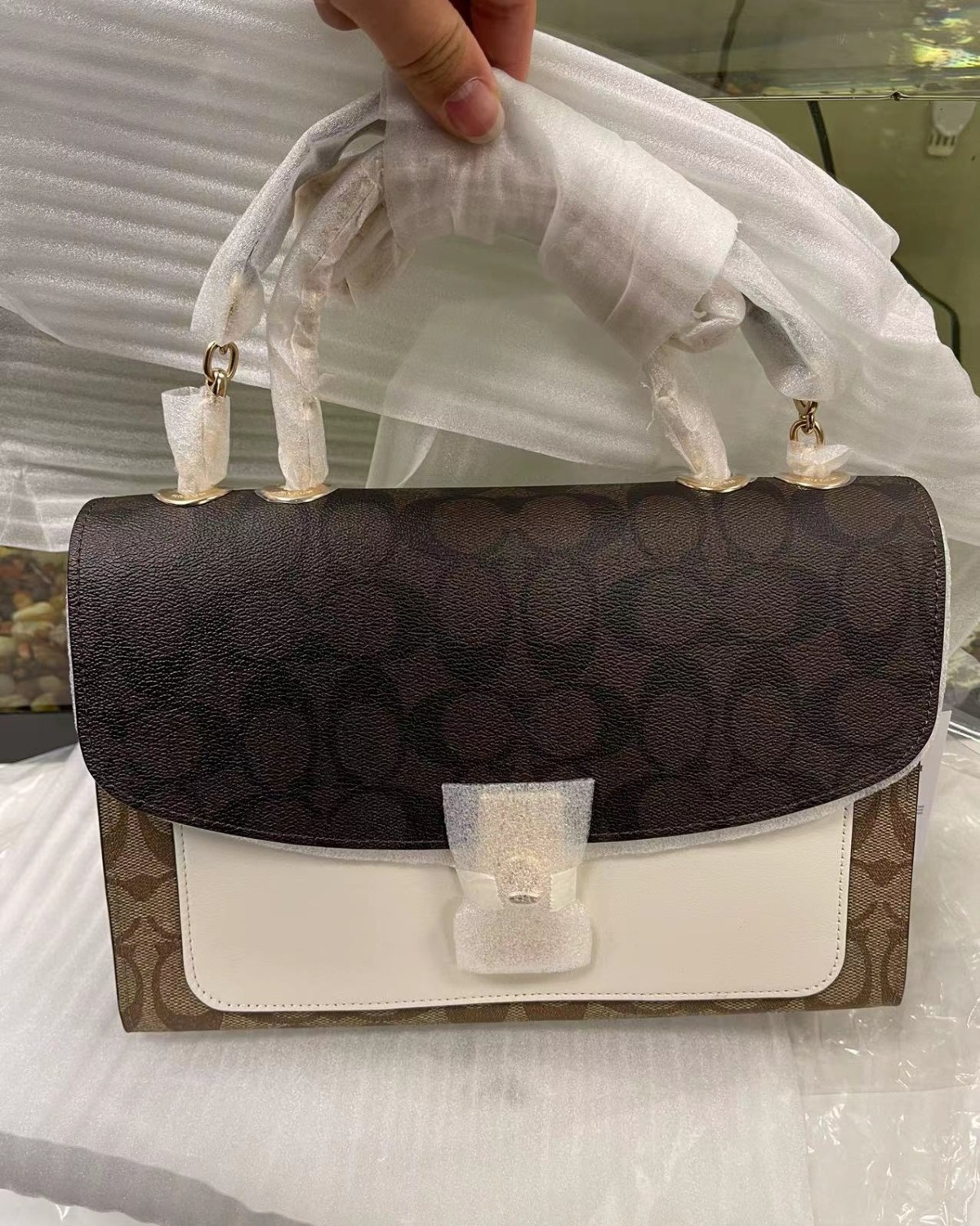 这款coach lane系列的单肩包，大小和山茶花系列差不多