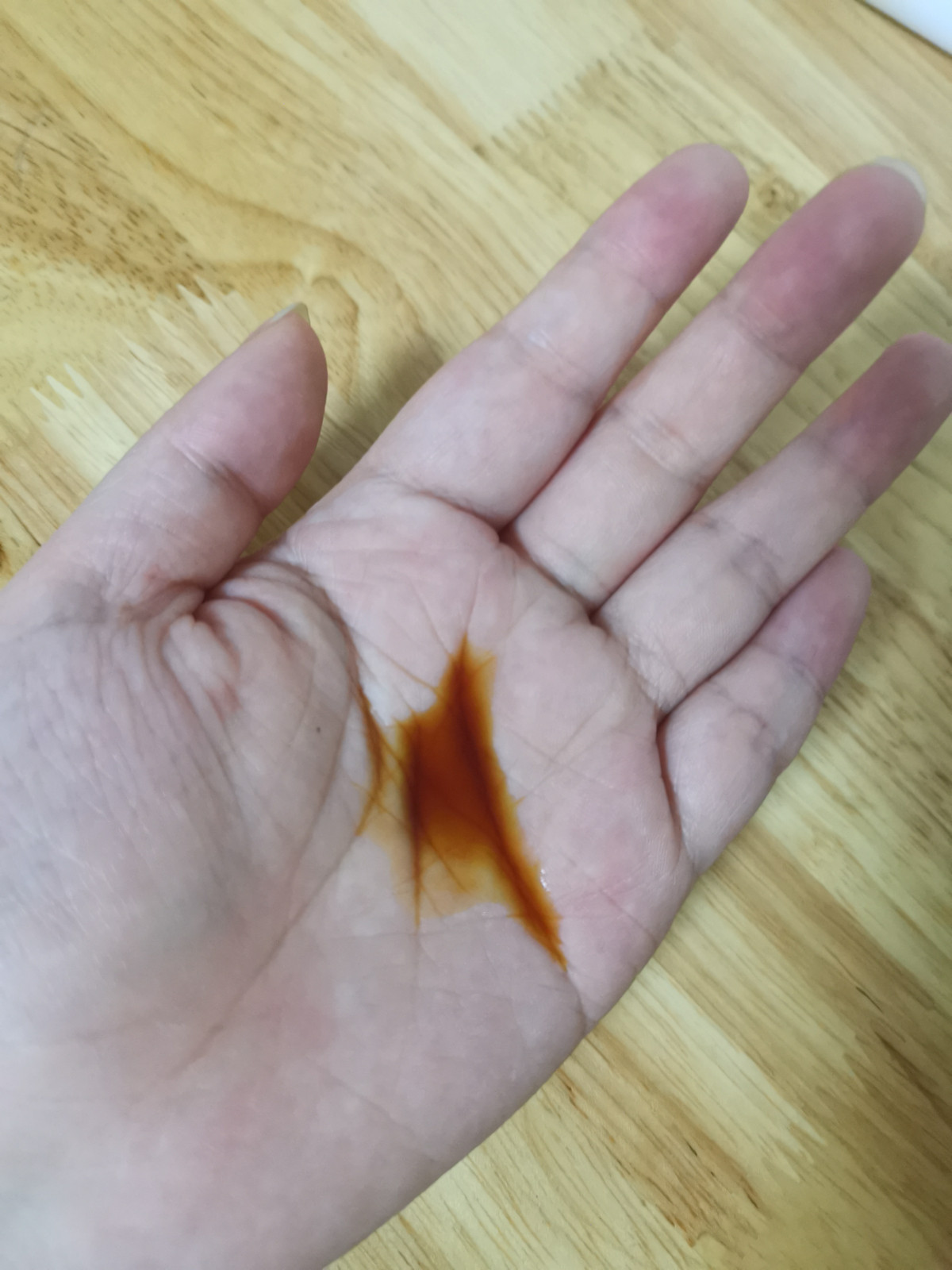 因为年轻的时候不涂不护肤，导致现在脸比手黑3个度，比脖子黑一