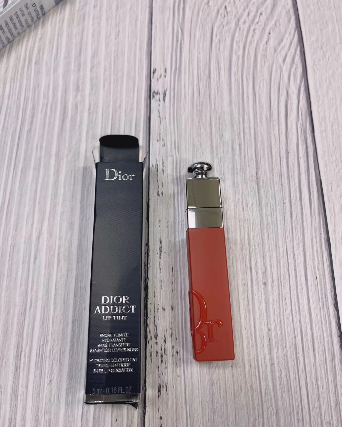 入手了一支dior421唇釉，比较喜欢！  这个之前风很大，