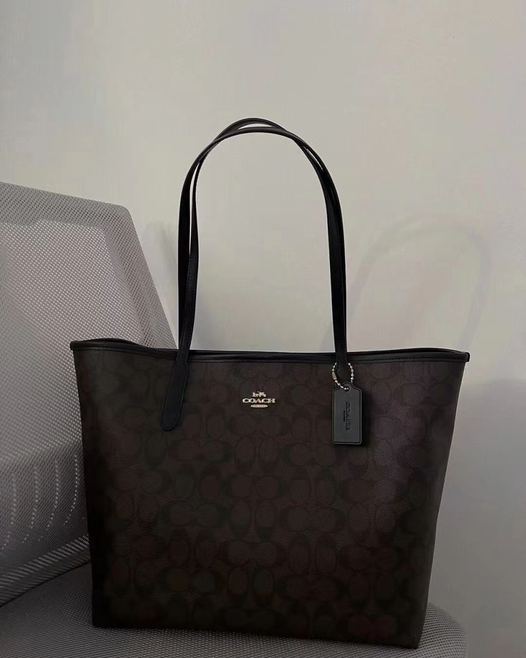 🎀一款上班通勤背的大包，coach老花托特包一定不会选错，