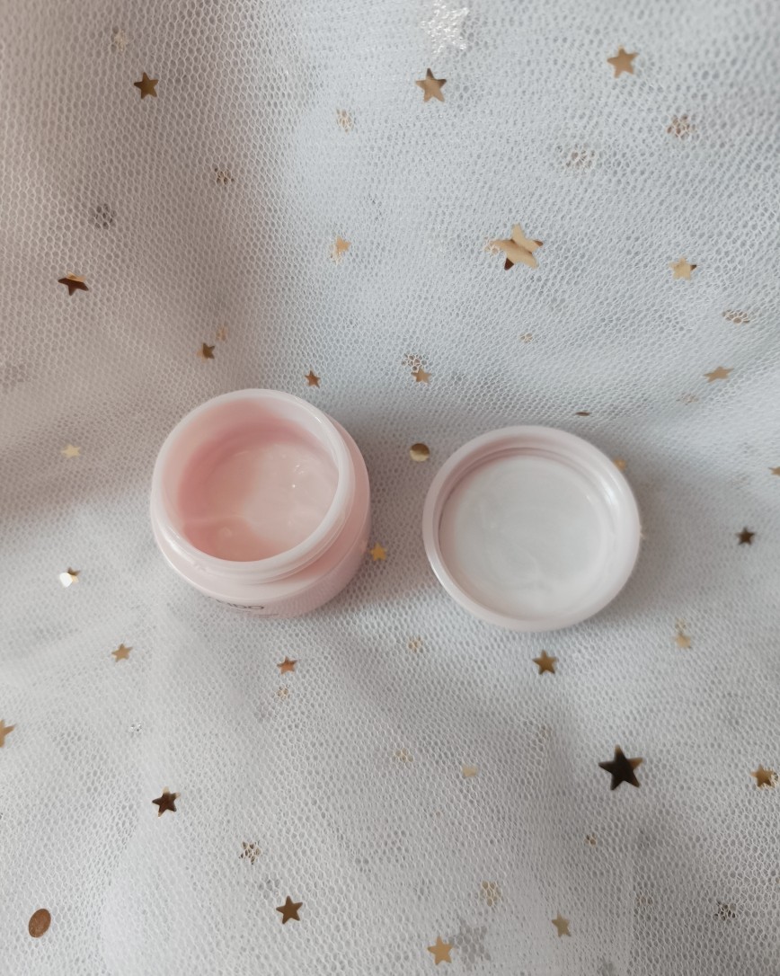 用过的精华很多，面霜比较少，面霜主要是封闭性锁水功效，做类比